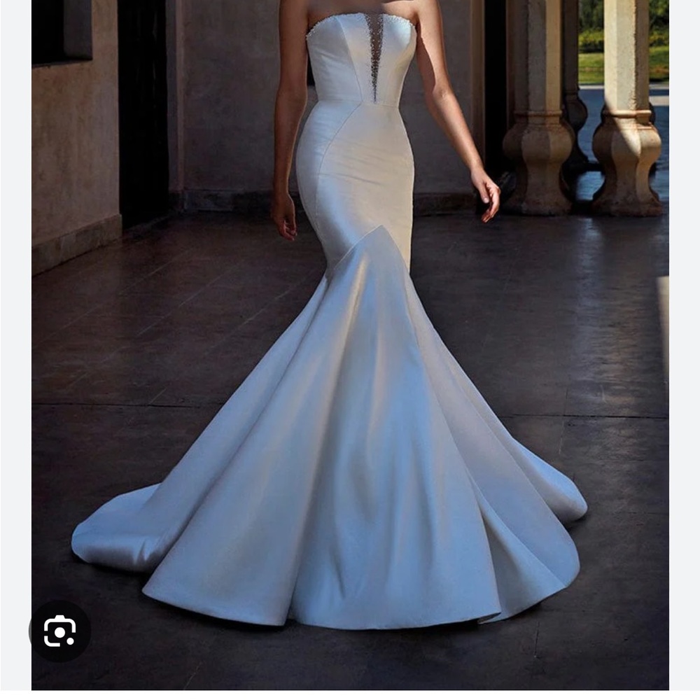 Pronovias White Strapless Mermaid Satin Wedding Dress